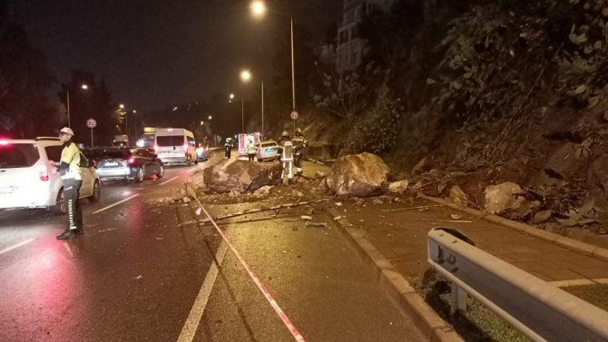 İ̇zmir’de Yamaçtan Kopan Kaya Parçaları Yola Ve Bir Otomobilin Üstüne Düştü