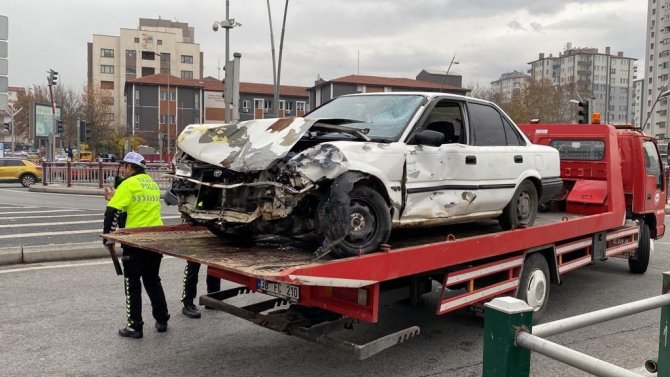 Kırmızı Işıkta Geçti, Zincirleme Kazaya Sebep Oldu: 5 Yaralı