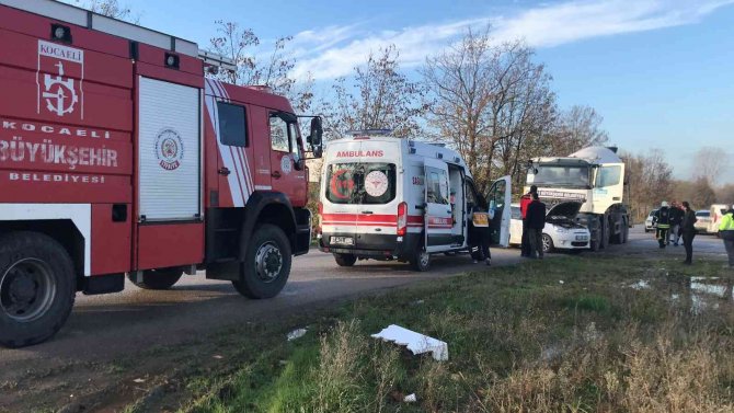 Tankerle Çarpışan Otomobilde 2 Kişi Yaralandı
