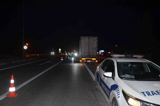 Patlayan Lastiği Kontrol Eden Sürücüye Başka Bir Araç Çarpıp Kaçtı