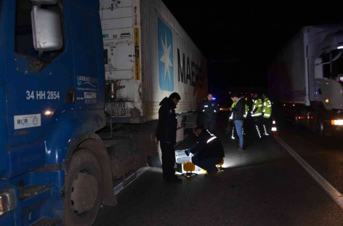 Patlayan Lastiği Kontrol Eden Sürücüye Başka Bir Araç Çarpıp Kaçtı