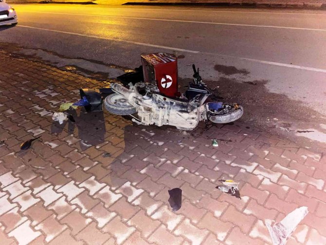 Otomobil İle Motosikletli Kurye Çarpıştı, Kaza Kameraya Yansıdı