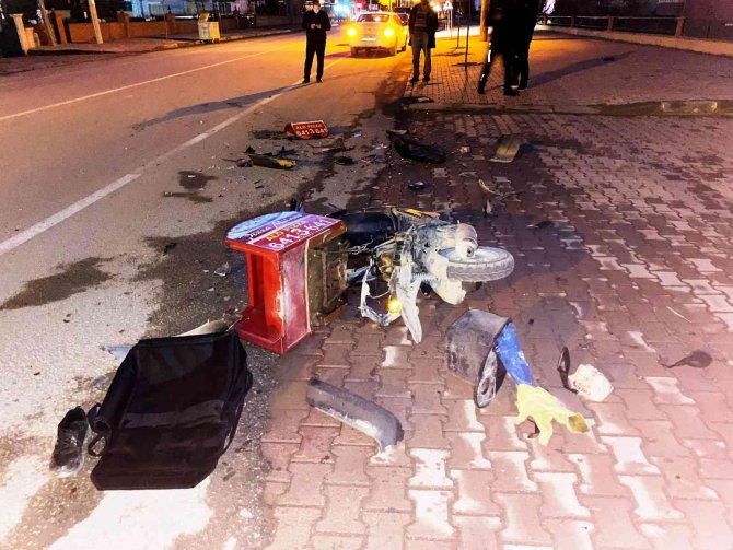 Otomobil İle Motosikletli Kurye Çarpıştı, Kaza Kameraya Yansıdı