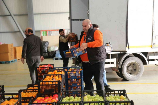 Bayrampaşa Hali’nden Küçükçekmecelilerin Sofrasına Gıda Desteği