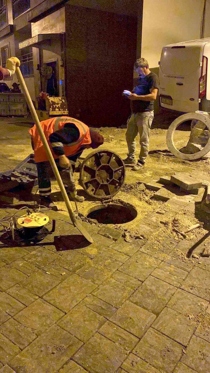 Kuşadası’nda Şiddetli Yağışlara Karşı Belediye Ekipleri Gece Gündüz Teyakkuzda