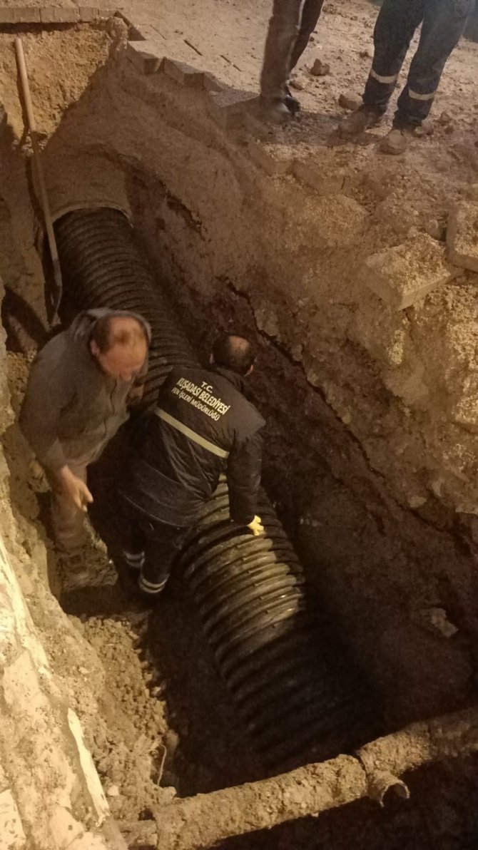 Kuşadası’nda Şiddetli Yağışlara Karşı Belediye Ekipleri Gece Gündüz Teyakkuzda