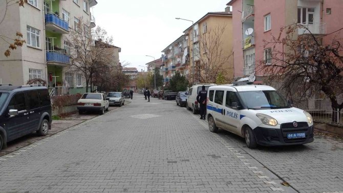 Evde Bırakılarak Misafirliğe Gidilen Köpek, Polisi Alarma Geçirdi