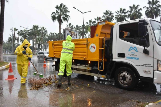 Mersin’de Belediye Ekipleri Sel Riskine Karşı Teyakkuzda