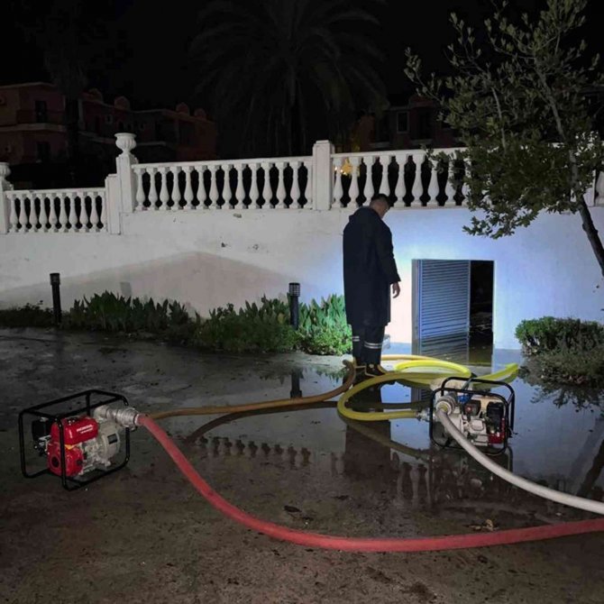 Büyükşehir Ekipleri 45 Konut Ve 40 İşyeri Su Baskınına Müdahale Etti