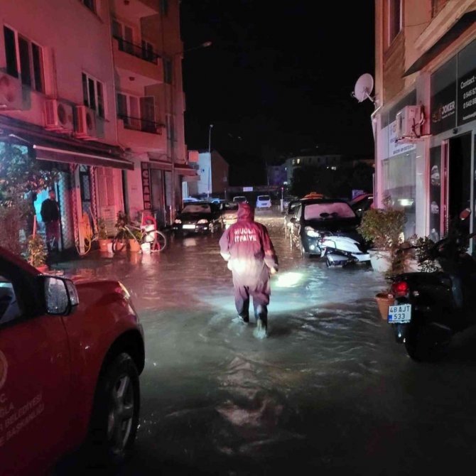 Büyükşehir Ekipleri 45 Konut Ve 40 İşyeri Su Baskınına Müdahale Etti