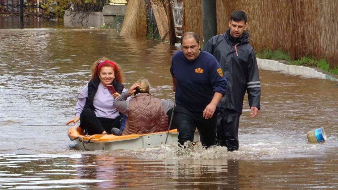 Fethiye’de Birçok Evi Su Bastı, Mahsur Kalanları İtfaiye Ekipleri Kurtardı