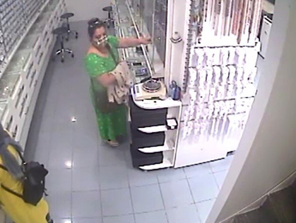 İ̇ki İş Yerinden Yaklaşık 135 Bin Lira Değerinde Gümüş Takı Çalan Kadın Hırsız Kamerada