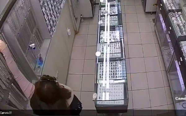İ̇ki İş Yerinden Yaklaşık 135 Bin Lira Değerinde Gümüş Takı Çalan Kadın Hırsız Kamerada
