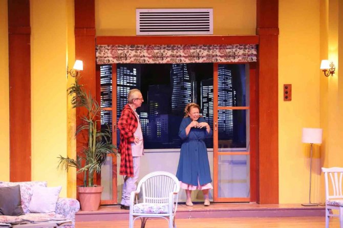 “İ̇kinci Caddenin Mahkumu” Adlı Tiyatro Oyunu Nevü’de Sahnelendi