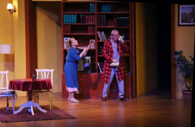 “İ̇kinci Caddenin Mahkumu” Adlı Tiyatro Oyunu Nevü’de Sahnelendi