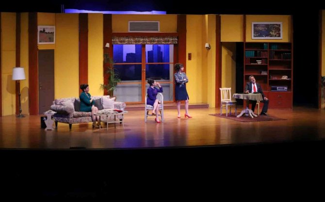 “İ̇kinci Caddenin Mahkumu” Adlı Tiyatro Oyunu Nevü’de Sahnelendi