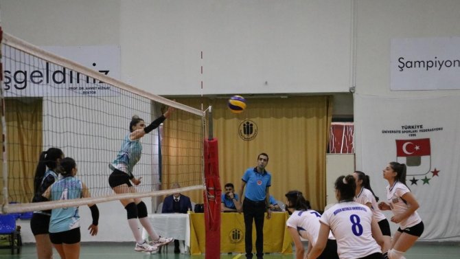 Öğrencilerde Üni̇li̇g Voleybol Heyecanı