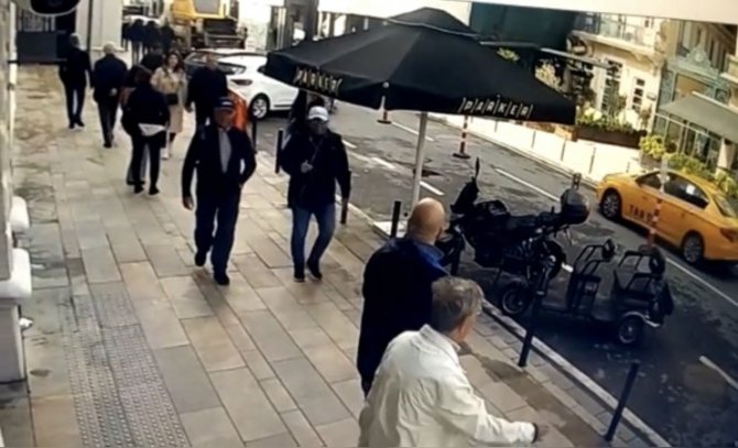 İ̇stanbul’da Turistleri İçkisine İlaç Atıp Bayıltan Gaspçı Kamerada: Yeni Zelandalı Turisti De Soymuş