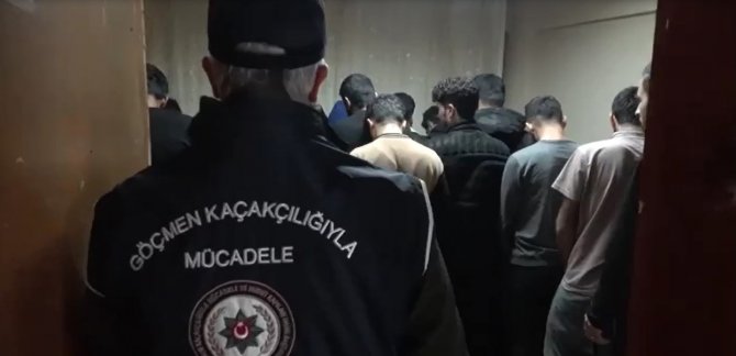 7 Adrese Eş Zamanlı Göçmen Kaçakçılığı Operasyonu: 91 Düzensiz Göçmen Yakalandı