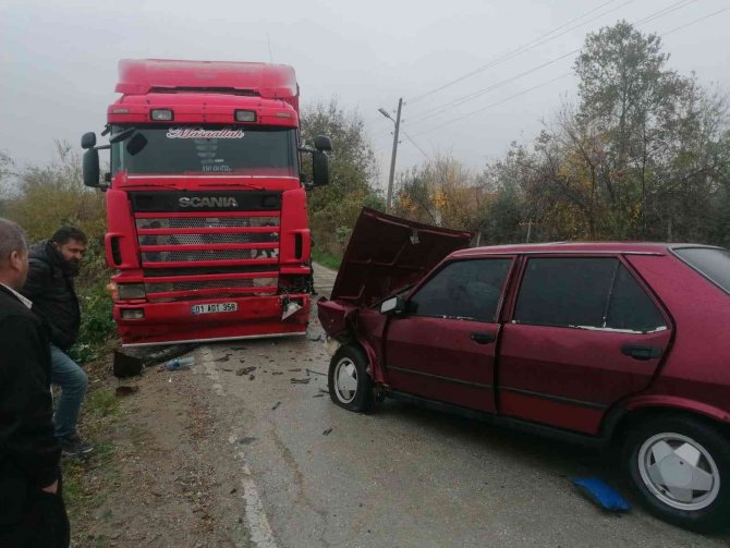 Kamyon İle Otomobil Çarpıştı: 2 Yaralı