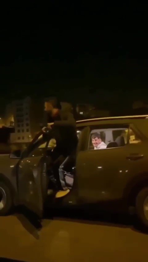 Pendik’te Pes Dedirten Görüntü: Kapısı Açık Otomobili Ayakta Kullandı