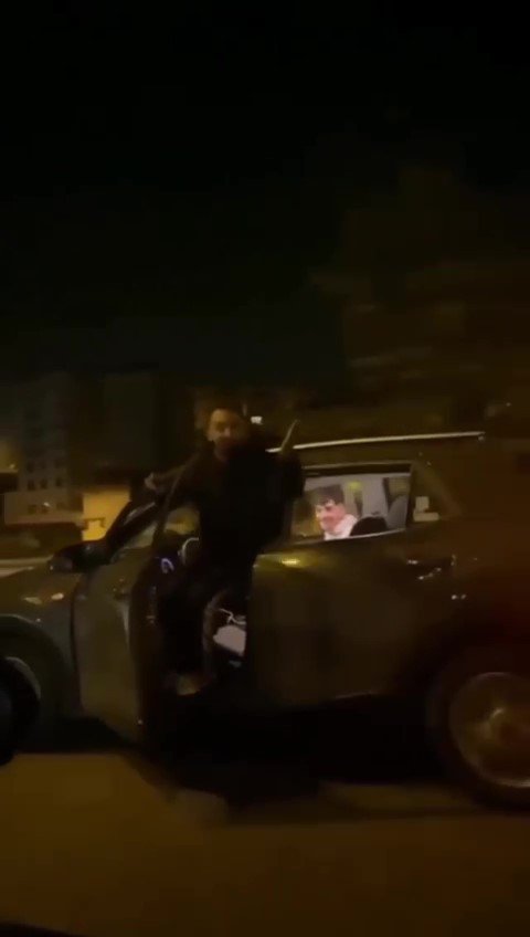 Pendik’te Pes Dedirten Görüntü: Kapısı Açık Otomobili Ayakta Kullandı