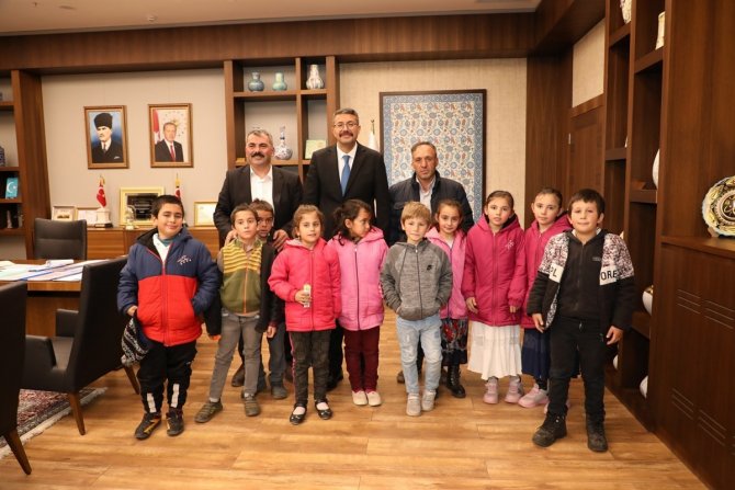 Çocuklardan Vali Çelik’e Oyun Parkı Ve Futbol Sahası Teşekkürü