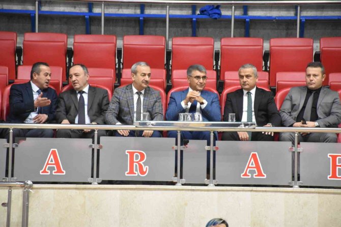 İ̇lkokul Öğrencileri Beden Eğitimi Derslerini Antrenör Eşliğinde Yapıyor