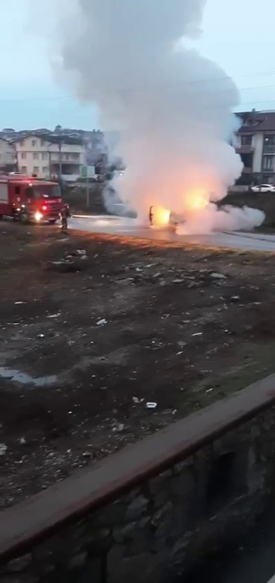 Alev Topuna Dönen Araçtan Geriye Demir Yığınları Kaldı