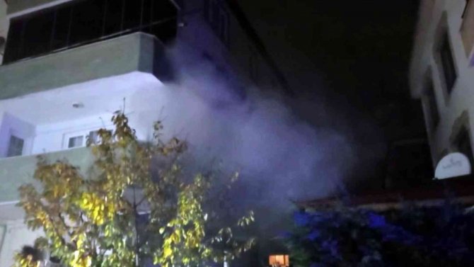Sakarya’da Bir Evde Çıkan Yangın İtfaiye Ekiplerince Söndürüldü