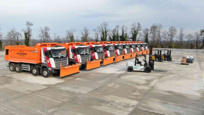 Büyükşehir Araç Filosuna 60 Kar Paletli Kamyon İle 4 Forklift İş Makinesi