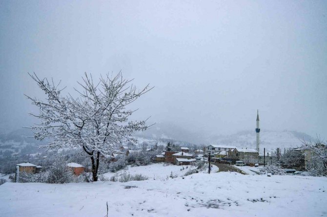 Dürtmen Dağı Beyaz Gelinliğini Giydi