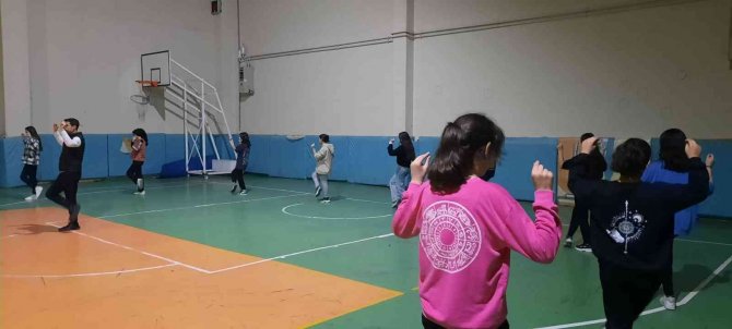 Yatılı Okul Öğrencilerine Halk Oyunları Kursu Açıldı