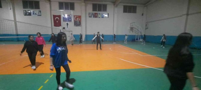 Yatılı Okul Öğrencilerine Halk Oyunları Kursu Açıldı