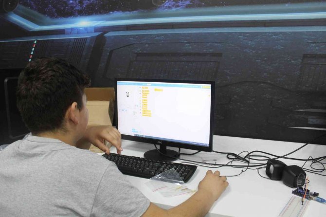 Öğrenciler Robotik Kodlama Öğreniyor