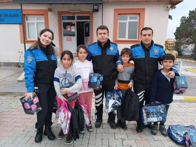 Tdp Ekipleri Minik Öğrencilere Paten Takımı Hediye Etti