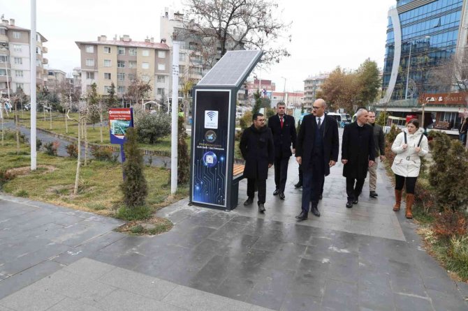 İ̇pekyolu’ndaki Parklarda Ücretsiz İnternet Ve Şarj Ünitesi Hizmeti