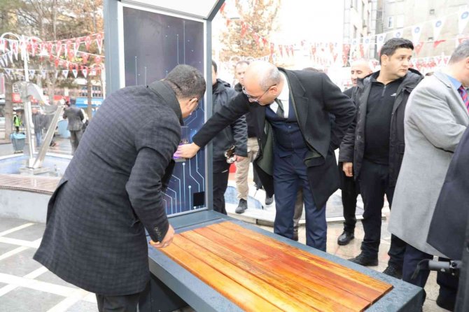 İ̇pekyolu’ndaki Parklarda Ücretsiz İnternet Ve Şarj Ünitesi Hizmeti