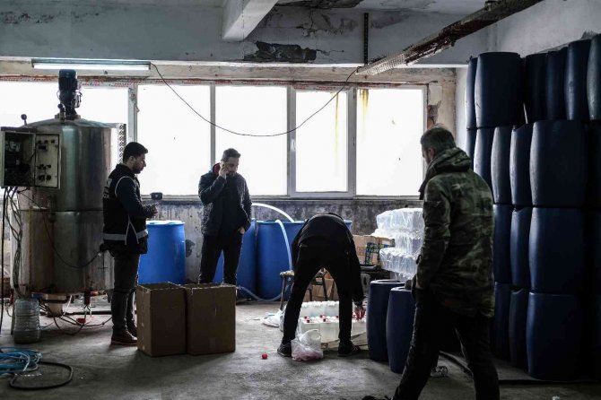 İ̇stanbul’da Yılbaşı Öncesi Sahte İçki Operasyonu: 3 Gözaltı