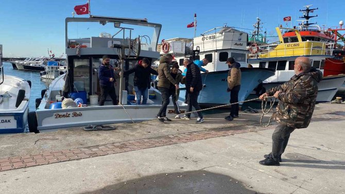 Balıkçı Teknesinden Düşen Kayıp Balıkçının Ailesi De Aramalara Katıldı