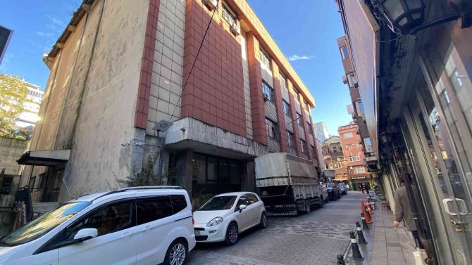 Dengesini Kaybedince 2 Metrelik Boşluğa Düştü