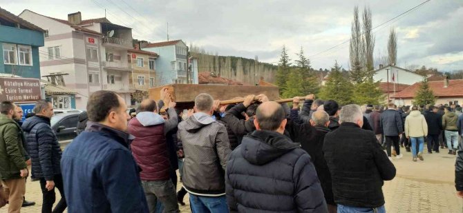 Kütahya’da 18 Günlük Yaşam Savaşını Kaybeden 8 Yaşındaki Çocuk Toprağa Verildi