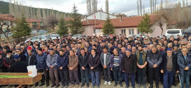 Kütahya’da 18 Günlük Yaşam Savaşını Kaybeden 8 Yaşındaki Çocuk Toprağa Verildi