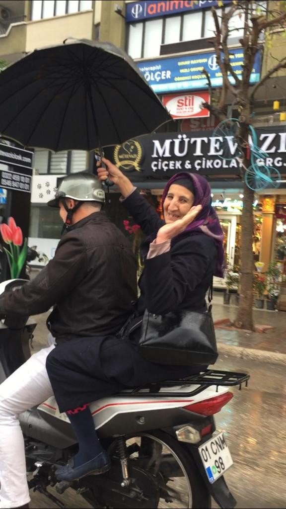 Yağmurda Kendisi Islanma Pahasına Kocasını Şemsiyeyle Korudu