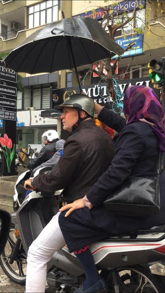 Yağmurda Kendisi Islanma Pahasına Kocasını Şemsiyeyle Korudu