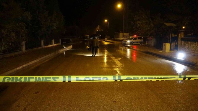 İ̇çerisinde Çocukların Da Bulunduğu İkamet Kurşunlandı