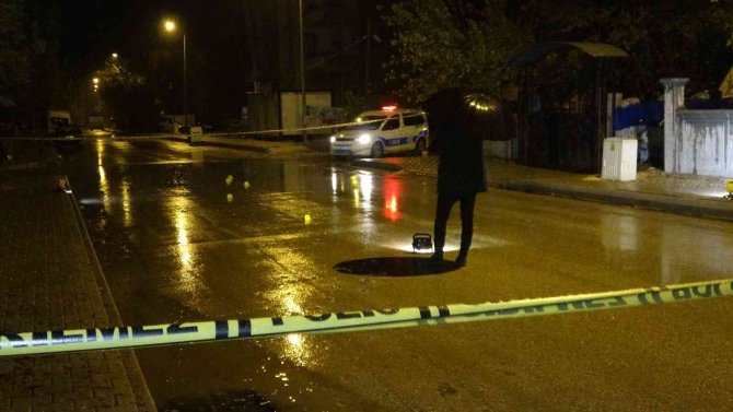 İ̇çerisinde Çocukların Da Bulunduğu İkamet Kurşunlandı