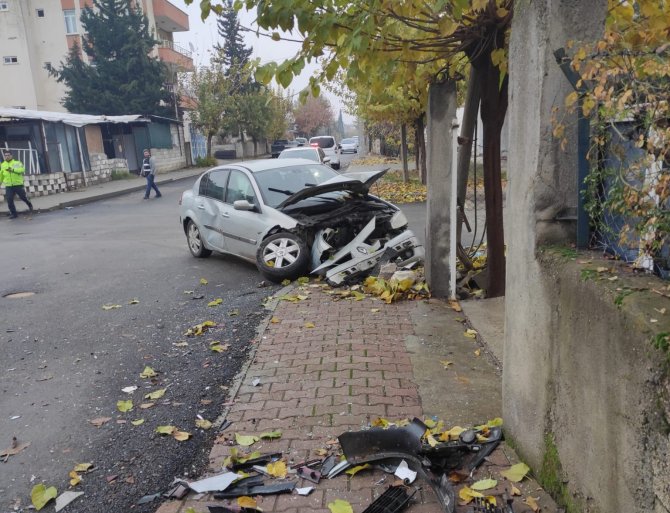 İ̇ki Otomobil Çarpıştı: 4 Yaralı