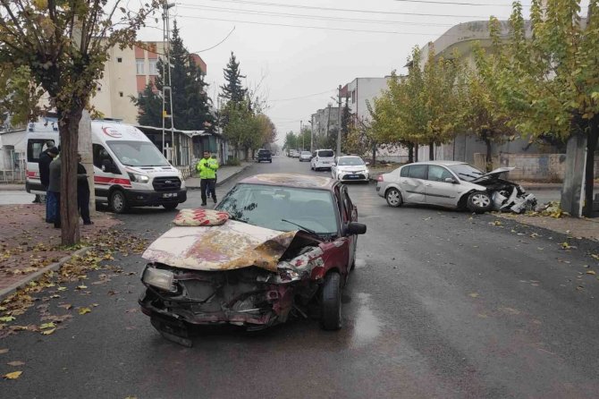 İ̇ki Otomobil Çarpıştı: 4 Yaralı