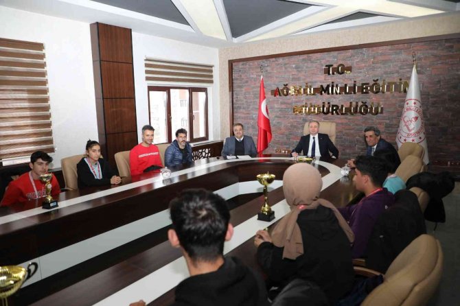 Ağrı Milli Eğitim Müdürü Kökrek, Başarılı Sporcularla Bir Araya Geldi
